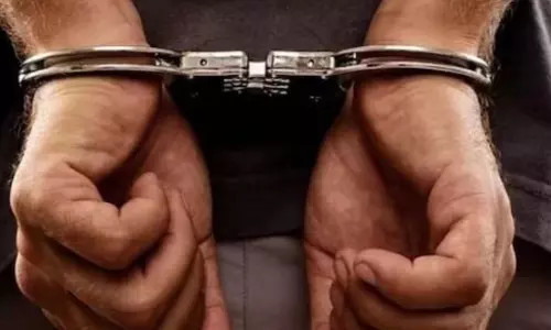 साइबर घोटाले में Siolim की महिला से 1 करोड़ रुपये की ठगी करने के आरोप में जौहरी गिरफ्तार साइबर घोटाले में Siolim की महिला से 1 करोड़ रुपये की ठगी करने के आरोप में जौहरी गिरफ्तार