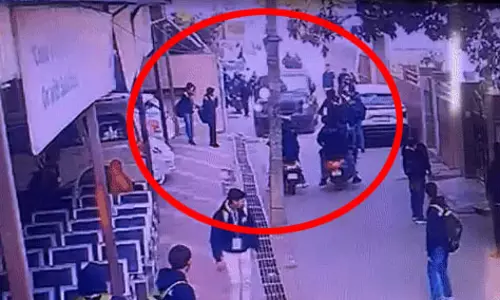 सड़क पर Thar चालक का आतंक, छात्र का पैर कुचला, भागते समय बिजली का खंभा भी तोड़ डाला सड़क पर Thar चालक का आतंक, छात्र का पैर कुचला, भागते समय बिजली का खंभा भी तोड़ डाला