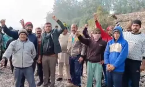 Chenab नदी के तट पर घटिया गुणवत्ता वाले काम के खिलाफ ग्रामीणों ने किया प्रदर्शन