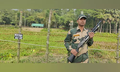 बांग्लादेश में अस्थिरता के बीच भारत-बांग्लादेश सीमा पर BSF ने चौकसी बढ़ा दी बांग्लादेश में अस्थिरता के बीच भारत-बांग्लादेश सीमा पर BSF ने चौकसी बढ़ा दी
