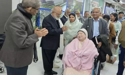 खालिदा जिया इलाज के लिए विशेष एयर एम्बुलेंस से London रवाना हुईं
