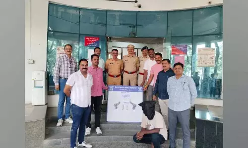 Pune: गिरोह के सदस्य विक्की को हिंजवडी पुलिस ने पिस्तौल के साथ हथकड़ी लगाई