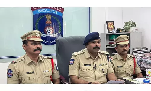 Kukatpally में सोने की चेन छीनने के आरोप में व्यक्ति गिरफ्तार Kukatpally में सोने की चेन छीनने के आरोप में व्यक्ति गिरफ्तार