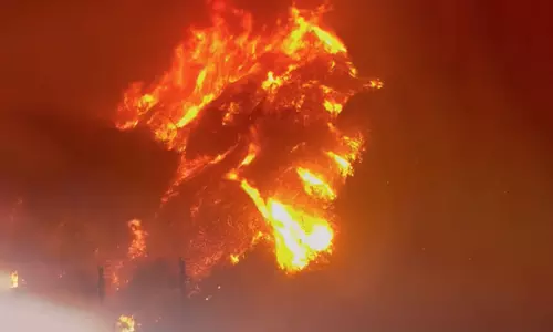 Southern California में तेज़ हवाओं के बीच तेज़ी से फैल रही जंगल की आग से हज़ारों लोग बेघर हो गए Southern California में तेज़ हवाओं के बीच तेज़ी से फैल रही जंगल की आग से हज़ारों लोग बेघर हो गए