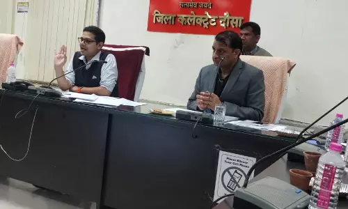 Dausa: सड़क दुर्घटनाओं के कारणों पर गहन चर्चा कर समाधान के उपायों पर किया मंथन Dausa: सड़क दुर्घटनाओं के कारणों पर गहन चर्चा कर समाधान के उपायों पर किया मंथन