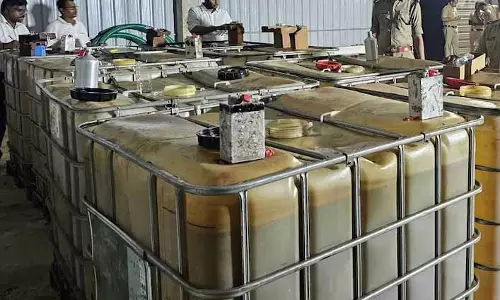 Kerala : गोदाम से 18 हजार लीटर घटिया पेट्रोलियम उत्पाद जब्त किए गए Kerala : गोदाम से 18 हजार लीटर घटिया पेट्रोलियम उत्पाद जब्त किए गए