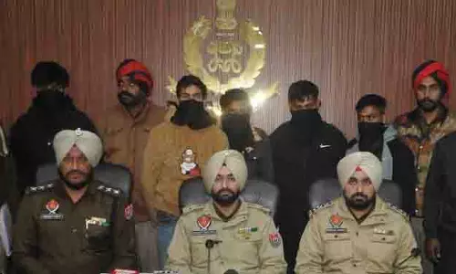 Amritsar: हेरोइन, अफीम और 4.5 लाख रुपये की ड्रग मनी के साथ छह गिरफ्तार Amritsar: हेरोइन, अफीम और 4.5 लाख रुपये की ड्रग मनी के साथ छह गिरफ्तार