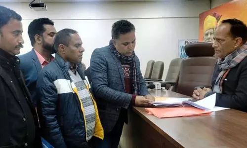 Jammu: प्रोफेसर घारू राम ने सुनी जनता की शिकायतें Jammu: प्रोफेसर घारू राम ने सुनी जनता की शिकायतें