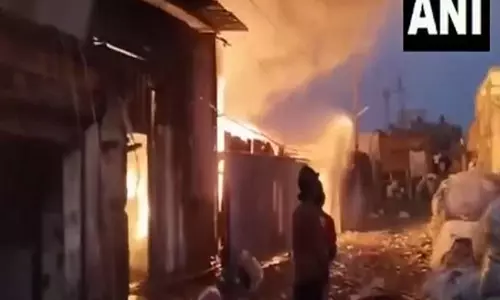 Valsad के गोदाम में लगी आग, कोई हताहत नहीं
