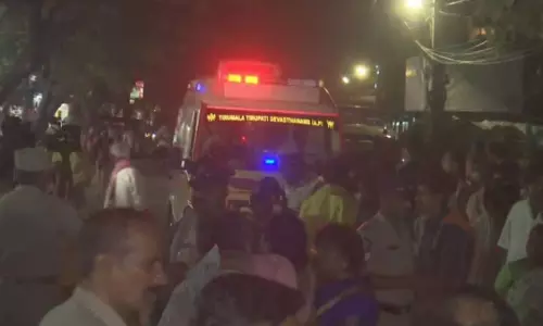 Tirupati: भगदड़ में मरने वालों की संख्या 6 हुई Tirupati: भगदड़ में मरने वालों की संख्या 6 हुई