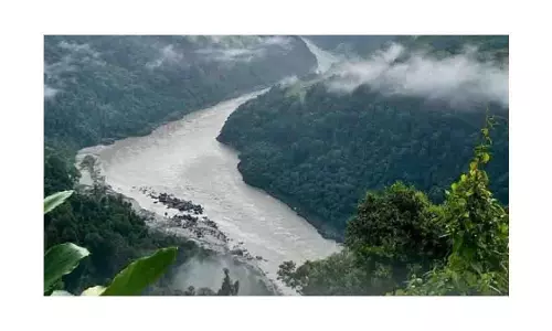 Arunachal : खराब मौसम के कारण सियांग नदी के द्वीप पर फंसे छह लोग, बचाया गया Arunachal : खराब मौसम के कारण सियांग नदी के द्वीप पर फंसे छह लोग, बचाया गया
