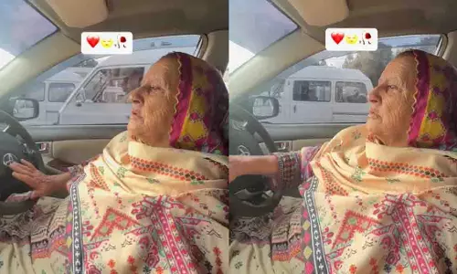 व्यस्त सड़क पर कार चलाती बुज़ुर्ग महिला का वीडियो इंटरनेट में मचा रहा धमाल, देखें viral video व्यस्त सड़क पर कार चलाती बुज़ुर्ग महिला का वीडियो इंटरनेट में मचा रहा धमाल, देखें viral video