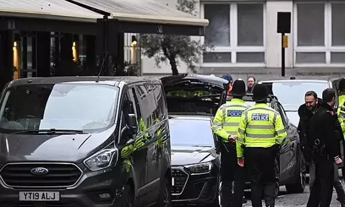 संदिग्ध वाहन मिलने के बाद पुलिस ने Central London में नियंत्रित विस्फोट किए संदिग्ध वाहन मिलने के बाद पुलिस ने Central London में नियंत्रित विस्फोट किए