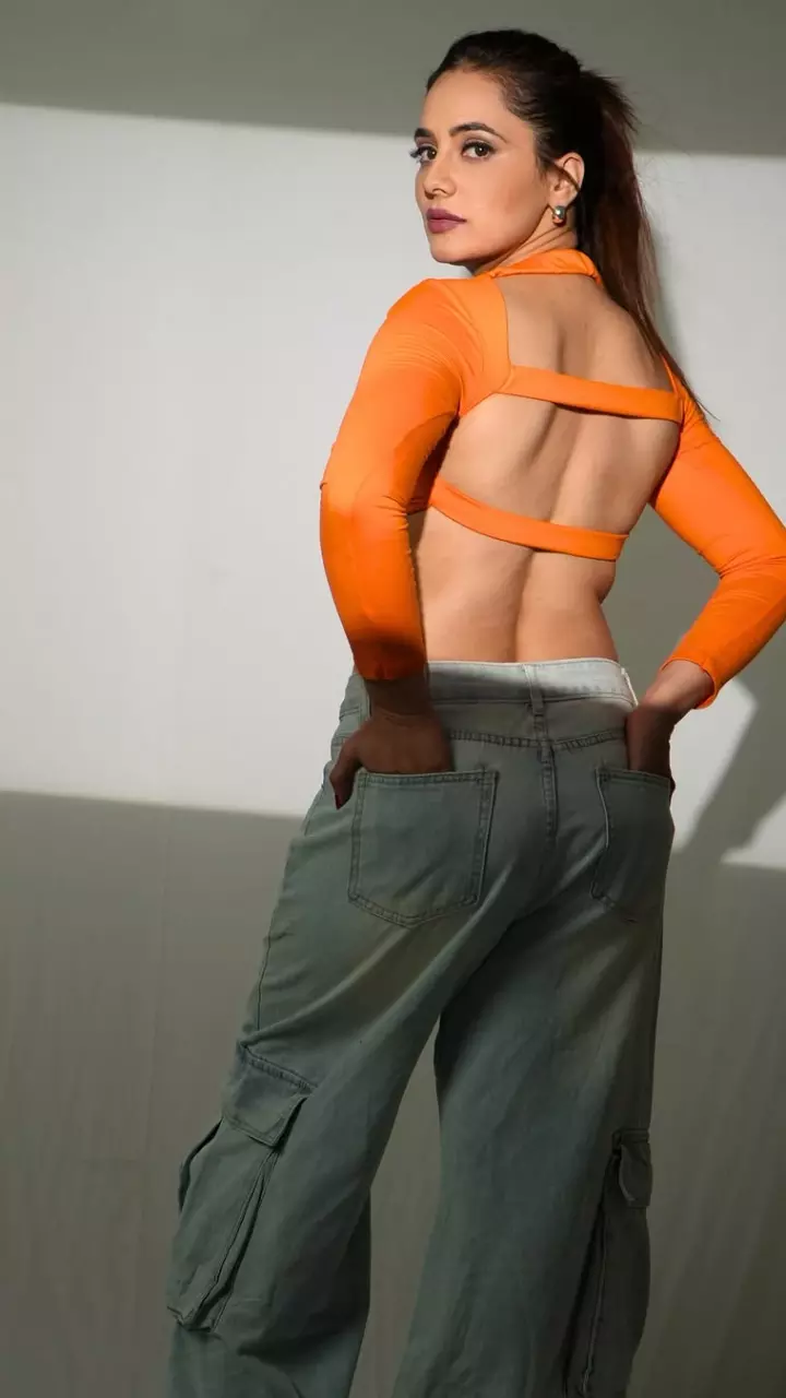 प्रियंका रेवड़ी की हॉट लुक