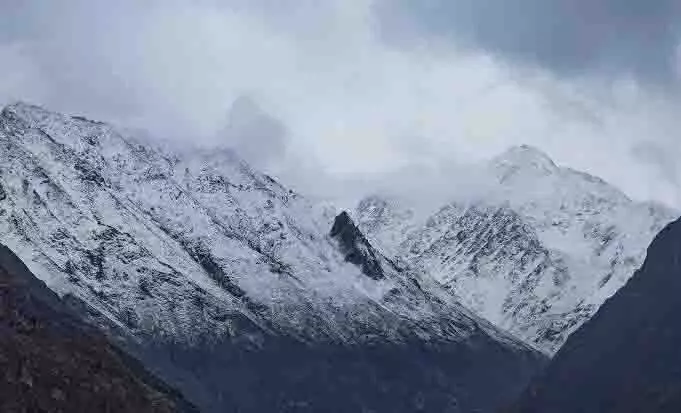 कश्मीर की चोटियों पर गर्म हवाओं ने बढ़ाई उत्सुकता, पिघली बर्फ