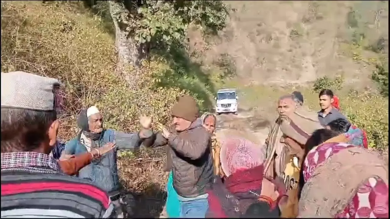 Nainital: ग्रामीणों ने वनकर्मी की कर दी पिटाई, बाघ के हमले में महिला की मौत से थे नाराज