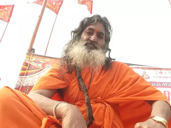 Maha Kumbh Mela: चाय वाले बाबा आईएएस अभ्यर्थियों को मुफ्त कोचिंग देकर बनाते हैं सशक्त