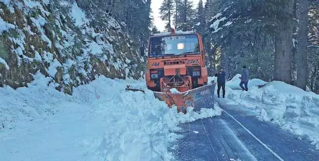 Jammu: बर्फ हटाई गई, लेकिन फिसलन के कारण मुगल रोड पर मरम्मत कार्य रुका