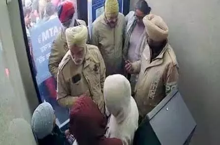 ATM fraud: एटीएम में धोखाधड़ी करने के आरोप में दंपत्ति समेत तीन को पुलिस ने किया गिरफ्तार