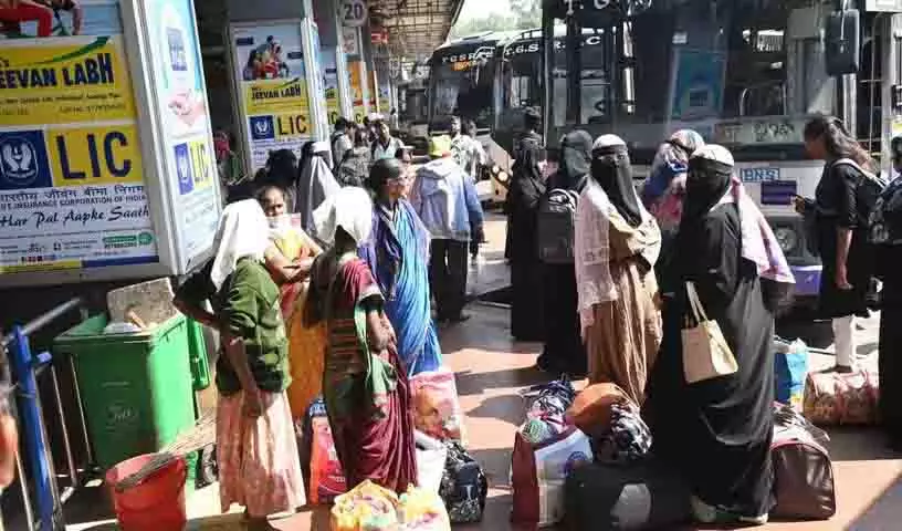 Telangana and Andhra में निजी बस ऑपरेटरों ने संक्रांति का लाभ उठाया Telangana and Andhra में निजी बस ऑपरेटरों ने संक्रांति का लाभ उठाया