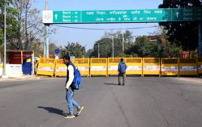 Chandigarh: दूसरे दिन भी सड़कें बंद रहने से यात्रियों में रोष