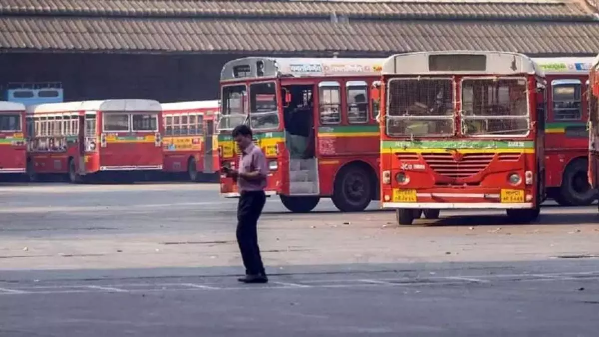 Mumbai: अक्सा बीच के पास रोड रेज: कैब ड्राइवर ने बेस्ट बस पर पत्थर फेंके, ड्राइवर घायल