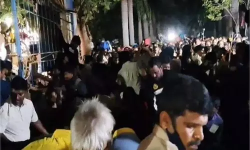 Andhra Pradesh: वैकुंठ द्वार दर्शन टिकट केंद्र के पास भगदड़, छह श्रद्धालुओं की मौत Andhra Pradesh: वैकुंठ द्वार दर्शन टिकट केंद्र के पास भगदड़, छह श्रद्धालुओं की मौत