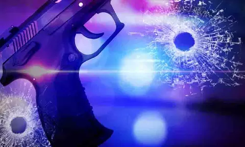 पिस्तौल से लैस हमलावरों के हमले में 2 युवक घायल पिस्तौल से लैस हमलावरों के हमले में 2 युवक घायल