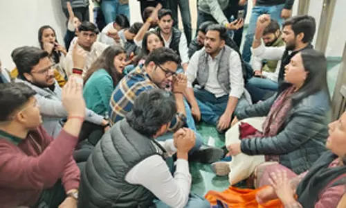 दिल्ली विश्वविद्यालय के डीन कार्यालय पर छात्रों ने जड़ा ताला दिल्ली विश्वविद्यालय के डीन कार्यालय पर छात्रों ने जड़ा ताला