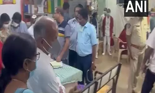 TTD के अतिरिक्त ईओ ने अस्पताल का दौरा किया, तिरुपति भगदड़ की घटना में घायल लोगों से मुलाकात की