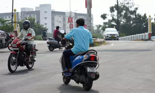 Tamil Nadu: स्पीड ब्रेकर की कमी, बेतरतीब पार्किंग से तिरुचि रोड पर संकट Tamil Nadu: स्पीड ब्रेकर की कमी, बेतरतीब पार्किंग से तिरुचि रोड पर संकट