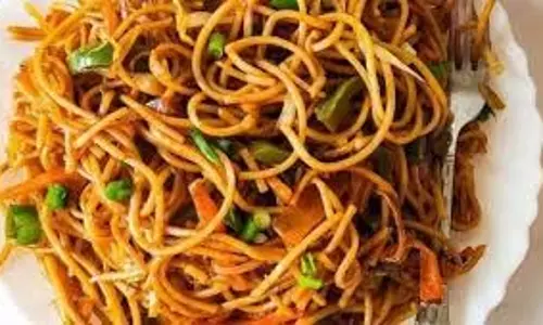 Recipe:   घर पर बच्चों के लिए बाजार स्टाइल वेज चाऊमीन ऐसे तैयार करें