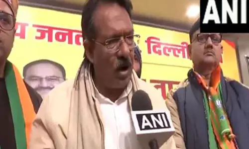 केंद्रीय मंत्री मल्होत्रा ​​ने Delhi CM के आवास पर सोने की परत चढ़े शौचालयों की फिजूलखर्ची की निंदा की