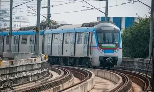 Hyderabad: मेट्रो के लिए अतिरिक्त ट्रेनें चलाई जाएंगी ताकि यात्रियों की संख्या बढ़ाई जाये Hyderabad: मेट्रो के लिए अतिरिक्त ट्रेनें चलाई जाएंगी ताकि यात्रियों की संख्या बढ़ाई जाये