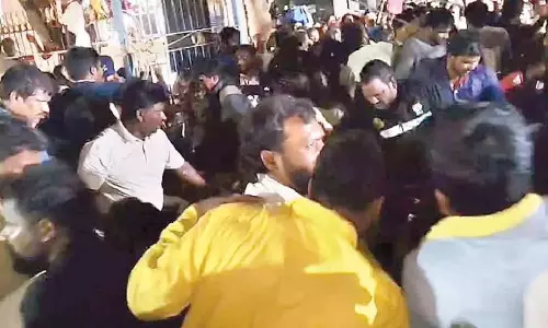 Andhra: तिरुपति में श्रद्धालुओं में भगदड़, 6 की मौत Andhra: तिरुपति में श्रद्धालुओं में भगदड़, 6 की मौत
