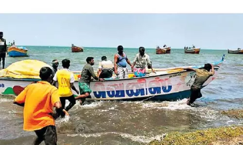 Tamil Nadu के सीमा पार मछली पकड़ने के आरोप में 10 मछुआरे गिरफ्तार Tamil Nadu के सीमा पार मछली पकड़ने के आरोप में 10 मछुआरे गिरफ्तार