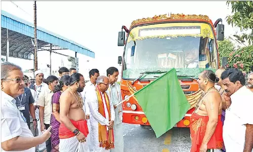 Andhra: कल्याणराथम तिरुमाला से कुंभ मेले के लिए रवाना हुए