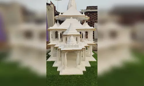 एक परिवार ने बनाया ‘राम मंदिर’ का भव्य मॉडल, महाकुंभ में दर्शन कर पाएंगे श्रद्धालु