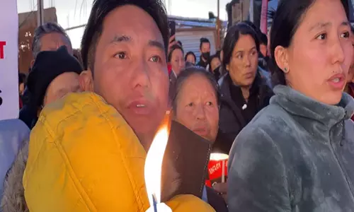 निर्वासित तिब्बतियों ने Tibet के भूकंप के पीड़ितों के साथ एकजुटता व्यक्त करने के लिए मोमबत्ती जलाकर जुलूस निकाला