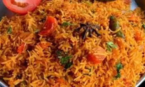 रात के डिनर में बनाना है कुछ स्पेशल तो बनायें tomato rice