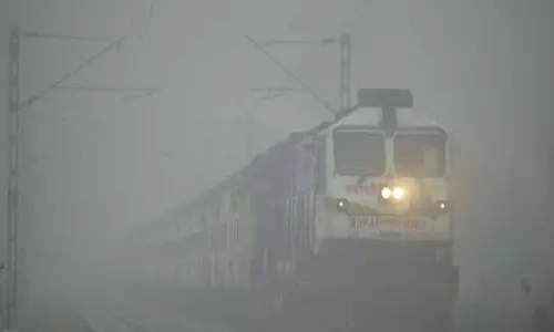 Bihar: घने कोहरे के कारण यात्री प्रभावित, ट्रेनों को रुक-रुक कर चलाना पड़ा रहा