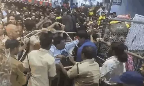 Tirupati Stampede: कैसे खराब योजना और सुरक्षा चूक के कारण हुई जानलेवा त्रासदी Tirupati Stampede: कैसे खराब योजना और सुरक्षा चूक के कारण हुई जानलेवा त्रासदी