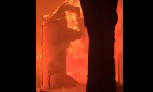 अमेरिका: लॉस एंजिल्स के जंगलों की भयानक आग 10 हजार एकड़ में फैली, 5 की मौत