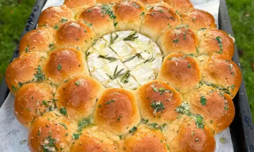 खमीरी आटे में पका हुआ कैमेम्बर्ट नुस्खा