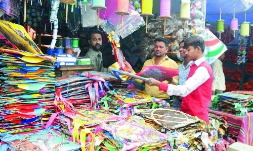 Hyderabad पुलिस ने मुख्य मार्गों पर पतंग उड़ाने पर रोक लगा दी
