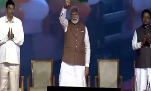 PM Modi ने भुवनेश्वर में प्रवासी भारतीय एक्सप्रेस को हरी झंडी दिखाई