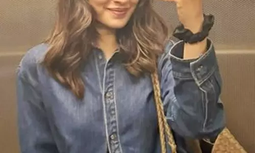Shraddha Kapoor ने फ्रिंज के साथ नया हेयरस्टाइल दिखाया Shraddha Kapoor ने फ्रिंज के साथ नया हेयरस्टाइल दिखाया