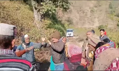 Nainital: ग्रामीणों ने वनकर्मी की कर दी पिटाई, बाघ के हमले में महिला की मौत से थे नाराज Nainital: ग्रामीणों ने वनकर्मी की कर दी पिटाई, बाघ के हमले में महिला की मौत से थे नाराज