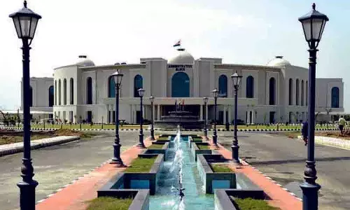 Punjab: पटियाला लॉ यूनिवर्सिटी के रजिस्ट्रार निलंबित Punjab: पटियाला लॉ यूनिवर्सिटी के रजिस्ट्रार निलंबित