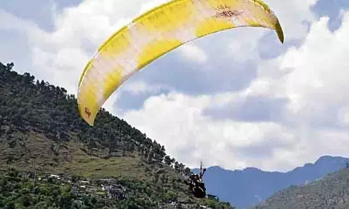 Manali के निकट पैराग्लाइडिंग दुर्घटना में आंध्र प्रदेश के पर्यटक की मौत